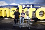 Amsterdam 29 oktober 2013
Rene Froger en Jonnie Boer mogen 4.5 minuten winkelen in de makro ( 4 jarig bestaan) en de waarde die ze winkelen krijgt de voedselbank in euro's uitgekeerd. Ze shopten 15 euro bij elkaar.