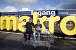 Amsterdam 29 oktober 2013
Rene Froger en Jonnie Boer mogen 4.5 minuten winkelen in de makro ( 4 jarig bestaan) en de waarde die ze winkelen krijgt de voedselbank in euro's uitgekeerd. Ze shopten 15 euro bij elkaar.
