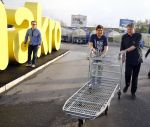 Amsterdam 29 oktober 2013
Rene Froger en Jonnie Boer mogen 4.5 minuten winkelen in de makro ( 4 jarig bestaan) en de waarde die ze winkelen krijgt de voedselbank in euro's uitgekeerd. Ze shopten 15 euro bij elkaar.