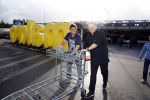 Amsterdam 29 oktober 2013
Rene Froger en Jonnie Boer mogen 4.5 minuten winkelen in de makro ( 4 jarig bestaan) en de waarde die ze winkelen krijgt de voedselbank in euro's uitgekeerd. Ze shopten 15 euro bij elkaar.