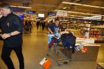 Amsterdam 29 oktober 2013
Rene Froger en Jonnie Boer mogen 4.5 minuten winkelen in de makro ( 4 jarig bestaan) en de waarde die ze winkelen krijgt de voedselbank in euro's uitgekeerd. Ze shopten 15 euro bij elkaar.
