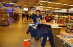 Amsterdam 29 oktober 2013
Rene Froger en Jonnie Boer mogen 4.5 minuten winkelen in de makro ( 4 jarig bestaan) en de waarde die ze winkelen krijgt de voedselbank in euro's uitgekeerd. Ze shopten 15 euro bij elkaar.