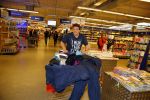 Amsterdam 29 oktober 2013
Rene Froger en Jonnie Boer mogen 4.5 minuten winkelen in de makro ( 4 jarig bestaan) en de waarde die ze winkelen krijgt de voedselbank in euro's uitgekeerd. Ze shopten 15 euro bij elkaar.