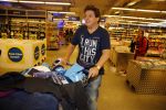 Amsterdam 29 oktober 2013
Rene Froger en Jonnie Boer mogen 4.5 minuten winkelen in de makro ( 4 jarig bestaan) en de waarde die ze winkelen krijgt de voedselbank in euro's uitgekeerd. Ze shopten 15 euro bij elkaar.