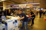 Amsterdam 29 oktober 2013
Rene Froger en Jonnie Boer mogen 4.5 minuten winkelen in de makro ( 4 jarig bestaan) en de waarde die ze winkelen krijgt de voedselbank in euro's uitgekeerd. Ze shopten 15 euro bij elkaar.