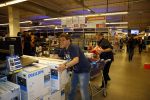 Amsterdam 29 oktober 2013
Rene Froger en Jonnie Boer mogen 4.5 minuten winkelen in de makro ( 4 jarig bestaan) en de waarde die ze winkelen krijgt de voedselbank in euro's uitgekeerd. Ze shopten 15 euro bij elkaar.