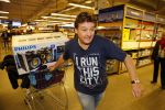 Amsterdam 29 oktober 2013
Rene Froger en Jonnie Boer mogen 4.5 minuten winkelen in de makro ( 4 jarig bestaan) en de waarde die ze winkelen krijgt de voedselbank in euro's uitgekeerd. Ze shopten 15 euro bij elkaar.
