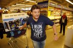 Amsterdam 29 oktober 2013
Rene Froger en Jonnie Boer mogen 4.5 minuten winkelen in de makro ( 4 jarig bestaan) en de waarde die ze winkelen krijgt de voedselbank in euro's uitgekeerd. Ze shopten 15 euro bij elkaar.