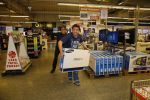 Amsterdam 29 oktober 2013
Rene Froger en Jonnie Boer mogen 4.5 minuten winkelen in de makro ( 4 jarig bestaan) en de waarde die ze winkelen krijgt de voedselbank in euro's uitgekeerd. Ze shopten 15 euro bij elkaar.