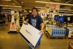Amsterdam 29 oktober 2013
Rene Froger en Jonnie Boer mogen 4.5 minuten winkelen in de makro ( 4 jarig bestaan) en de waarde die ze winkelen krijgt de voedselbank in euro's uitgekeerd. Ze shopten 15 euro bij elkaar.