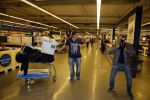 Amsterdam 29 oktober 2013
Rene Froger en Jonnie Boer mogen 4.5 minuten winkelen in de makro ( 4 jarig bestaan) en de waarde die ze winkelen krijgt de voedselbank in euro's uitgekeerd. Ze shopten 15 euro bij elkaar.