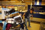 Amsterdam 29 oktober 2013
Rene Froger en Jonnie Boer mogen 4.5 minuten winkelen in de makro ( 4 jarig bestaan) en de waarde die ze winkelen krijgt de voedselbank in euro's uitgekeerd. Ze shopten 15 euro bij elkaar.