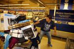 Amsterdam 29 oktober 2013
Rene Froger en Jonnie Boer mogen 4.5 minuten winkelen in de makro ( 4 jarig bestaan) en de waarde die ze winkelen krijgt de voedselbank in euro's uitgekeerd. Ze shopten 15 euro bij elkaar.
