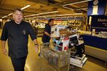 Amsterdam 29 oktober 2013
Rene Froger en Jonnie Boer mogen 4.5 minuten winkelen in de makro ( 4 jarig bestaan) en de waarde die ze winkelen krijgt de voedselbank in euro's uitgekeerd. Ze shopten 15 euro bij elkaar.