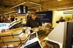 Amsterdam 29 oktober 2013
Rene Froger en Jonnie Boer mogen 4.5 minuten winkelen in de makro ( 4 jarig bestaan) en de waarde die ze winkelen krijgt de voedselbank in euro's uitgekeerd. Ze shopten 15 euro bij elkaar.