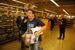 Amsterdam 29 oktober 2013
Rene Froger en Jonnie Boer mogen 4.5 minuten winkelen in de makro ( 4 jarig bestaan) en de waarde die ze winkelen krijgt de voedselbank in euro's uitgekeerd. Ze shopten 15 euro bij elkaar.