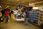 Amsterdam 29 oktober 2013
Rene Froger en Jonnie Boer mogen 4.5 minuten winkelen in de makro ( 4 jarig bestaan) en de waarde die ze winkelen krijgt de voedselbank in euro's uitgekeerd. Ze shopten 15 euro bij elkaar.