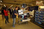 Amsterdam 29 oktober 2013
Rene Froger en Jonnie Boer mogen 4.5 minuten winkelen in de makro ( 4 jarig bestaan) en de waarde die ze winkelen krijgt de voedselbank in euro's uitgekeerd. Ze shopten 15 euro bij elkaar.
