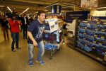Amsterdam 29 oktober 2013
Rene Froger en Jonnie Boer mogen 4.5 minuten winkelen in de makro ( 4 jarig bestaan) en de waarde die ze winkelen krijgt de voedselbank in euro's uitgekeerd. Ze shopten 15 euro bij elkaar.