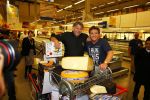 Amsterdam 29 oktober 2013
Rene Froger en Jonnie Boer mogen 4.5 minuten winkelen in de makro ( 4 jarig bestaan) en de waarde die ze winkelen krijgt de voedselbank in euro's uitgekeerd. Ze shopten 15 euro bij elkaar.