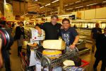 Amsterdam 29 oktober 2013
Rene Froger en Jonnie Boer mogen 4.5 minuten winkelen in de makro ( 4 jarig bestaan) en de waarde die ze winkelen krijgt de voedselbank in euro's uitgekeerd. Ze shopten 15 euro bij elkaar.