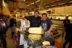 Amsterdam 29 oktober 2013
Rene Froger en Jonnie Boer mogen 4.5 minuten winkelen in de makro ( 4 jarig bestaan) en de waarde die ze winkelen krijgt de voedselbank in euro's uitgekeerd. Ze shopten 15 euro bij elkaar.