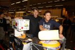 Amsterdam 29 oktober 2013
Rene Froger en Jonnie Boer mogen 4.5 minuten winkelen in de makro ( 4 jarig bestaan) en de waarde die ze winkelen krijgt de voedselbank in euro's uitgekeerd. Ze shopten 15 euro bij elkaar.