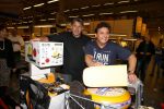 Amsterdam 29 oktober 2013
Rene Froger en Jonnie Boer mogen 4.5 minuten winkelen in de makro ( 4 jarig bestaan) en de waarde die ze winkelen krijgt de voedselbank in euro's uitgekeerd. Ze shopten 15 euro bij elkaar.