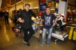 Amsterdam 29 oktober 2013
Rene Froger en Jonnie Boer mogen 4.5 minuten winkelen in de makro ( 4 jarig bestaan) en de waarde die ze winkelen krijgt de voedselbank in euro's uitgekeerd. Ze shopten 15 euro bij elkaar.
