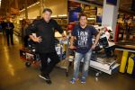 Amsterdam 29 oktober 2013
Rene Froger en Jonnie Boer mogen 4.5 minuten winkelen in de makro ( 4 jarig bestaan) en de waarde die ze winkelen krijgt de voedselbank in euro's uitgekeerd. Ze shopten 15 euro bij elkaar.