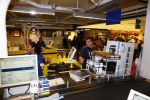 Amsterdam 29 oktober 2013
Rene Froger en Jonnie Boer mogen 4.5 minuten winkelen in de makro ( 4 jarig bestaan) en de waarde die ze winkelen krijgt de voedselbank in euro's uitgekeerd. Ze shopten 15 euro bij elkaar.