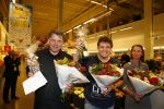 Amsterdam 29 oktober 2013
Rene Froger en Jonnie Boer mogen 4.5 minuten winkelen in de makro ( 4 jarig bestaan) en de waarde die ze winkelen krijgt de voedselbank in euro's uitgekeerd. Ze shopten 15 euro bij elkaar.