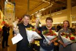 Amsterdam 29 oktober 2013
Rene Froger en Jonnie Boer mogen 4.5 minuten winkelen in de makro ( 4 jarig bestaan) en de waarde die ze winkelen krijgt de voedselbank in euro's uitgekeerd. Ze shopten 15 euro bij elkaar.
