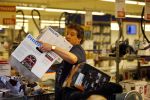 Amsterdam 29 oktober 2013
Rene Froger en Jonnie Boer mogen 4.5 minuten winkelen in de makro ( 4 jarig bestaan) en de waarde die ze winkelen krijgt de voedselbank in euro's uitgekeerd. Ze shopten 15 euro bij elkaar.