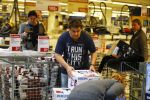 Amsterdam 29 oktober 2013
Rene Froger en Jonnie Boer mogen 4.5 minuten winkelen in de makro ( 4 jarig bestaan) en de waarde die ze winkelen krijgt de voedselbank in euro's uitgekeerd. Ze shopten 15 euro bij elkaar.