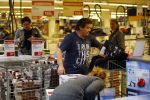 Amsterdam 29 oktober 2013
Rene Froger en Jonnie Boer mogen 4.5 minuten winkelen in de makro ( 4 jarig bestaan) en de waarde die ze winkelen krijgt de voedselbank in euro's uitgekeerd. Ze shopten 15 euro bij elkaar.