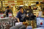 Amsterdam 29 oktober 2013
Rene Froger en Jonnie Boer mogen 4.5 minuten winkelen in de makro ( 4 jarig bestaan) en de waarde die ze winkelen krijgt de voedselbank in euro's uitgekeerd. Ze shopten 15 euro bij elkaar.