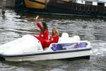 Amsterdam 9 november 2013
Danie Bles organiseert voor haar vriendinnen/klanten een lunch bij hotel l'europe. Ze gingen ook met waterfietsen op de grachten varen. Sylvie Meis en Naomi v As