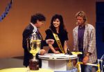 Hilversum, 28 Augustus 1988
Tour Kwis gepresenteerd door Willibrord Frequin met assistente Lieske Liebregts, de vriendin van Gert-Jan Theunisse.
Verder op de foto ploegleiders Jan Rass, Jan Gisbers en Steven Rooks.
Foto Peter Smulders BV