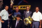 Hilversum, 28 Augustus 1988
Tour Kwis gepresenteerd door Willibrord Frequin met assistente Lieske Liebregts, de vriendin van Gert-Jan Theunisse.
Verder op de foto ploegleiders Jan Rass, Jan Gisbers en Steven Rooks.en Dik Bruynesteijn
Foto Peter Smulders BV