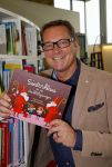 Amsterdam 4 november 2014
Presentatie sinterklaasboeken in de bibliotheek van Amsterdam. Aanwezig zijn Albert Verlinde Winston Gerschtanowitz Andre Kuipers en Paul v Vliet.