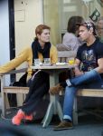Amsterdam 31 oktober 2014
Anouk v Nes met een kennis op terras.