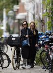 Amsterdam 15 oktober 2014
Carice v Houten met haar manager op straat