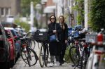 Amsterdam 15 oktober 2014
Carice v Houten met haar manager op straat