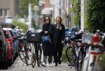 Amsterdam 15 oktober 2014
Carice v Houten met haar manager op straat