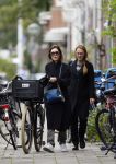 Amsterdam 15 oktober 2014
Carice v Houten met haar manager op straat