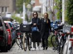 Amsterdam 15 oktober 2014
Carice v Houten met haar manager op straat