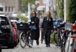 Amsterdam 15 oktober 2014
Carice v Houten met haar manager op straat