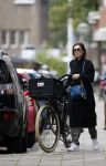 Amsterdam 15 oktober 2014
Carice v Houten met haar manager op straat