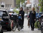 Amsterdam 15 oktober 2014
Carice v Houten met haar manager op straat